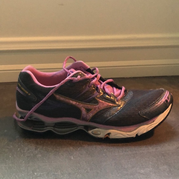 Grouping of designer sneakers - Picture 12 of 13